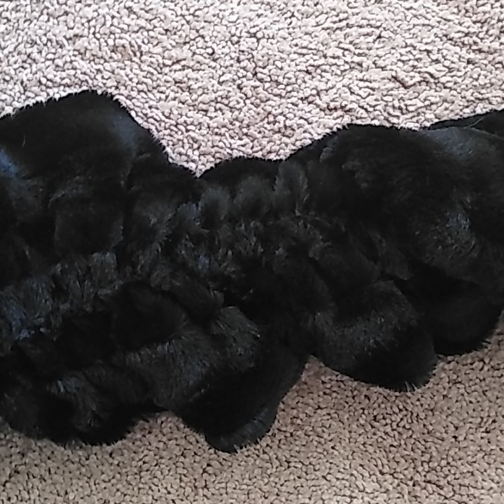 Faux black fur scarf - Picture 6 of 8